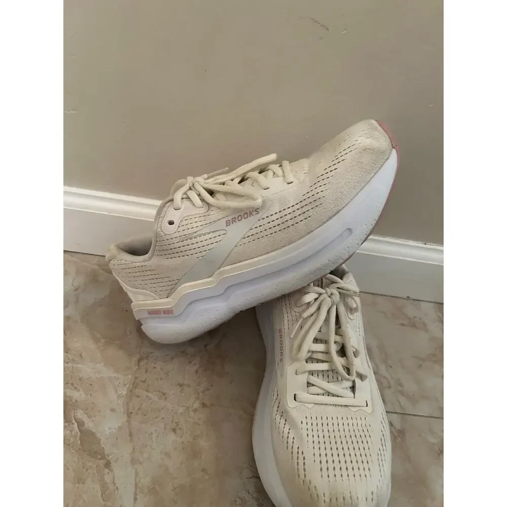 Brooks Ghost Max 2 Coconut Milk Cream Sneaker W10 Athleisure Comfort Workout